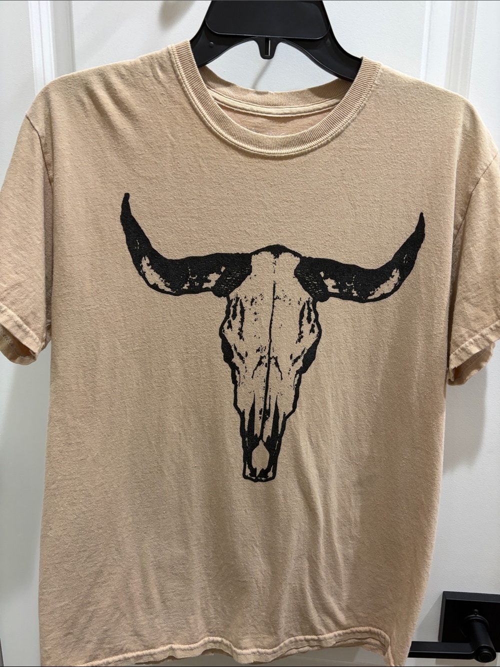 Women’s Tan Short-Sleeve Tee with Black Longhorn Skull Graphic